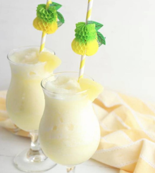PINEAPPLE LEMONADE RUM SLUSHIE ALCOHOL DRINKS
