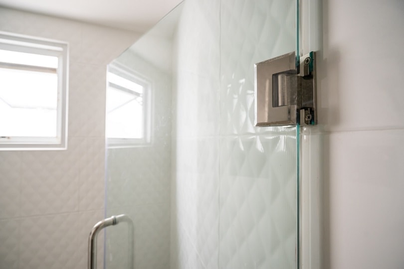 Door hinges on glass door_kawin Ounprasertsuk_shutterstock