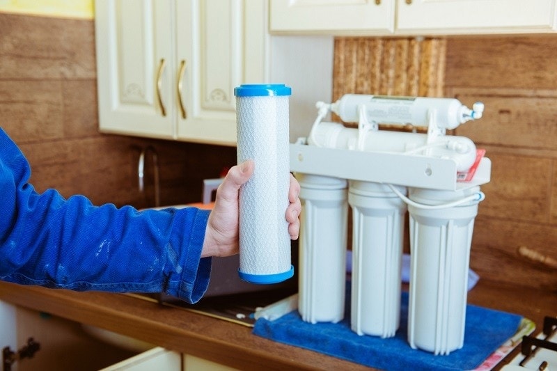 Installing a awater filter_nata-lunata_shutterstock