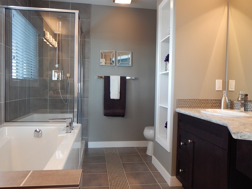 bathroom-ErikaWittlieb-pixabay, types of shower doors