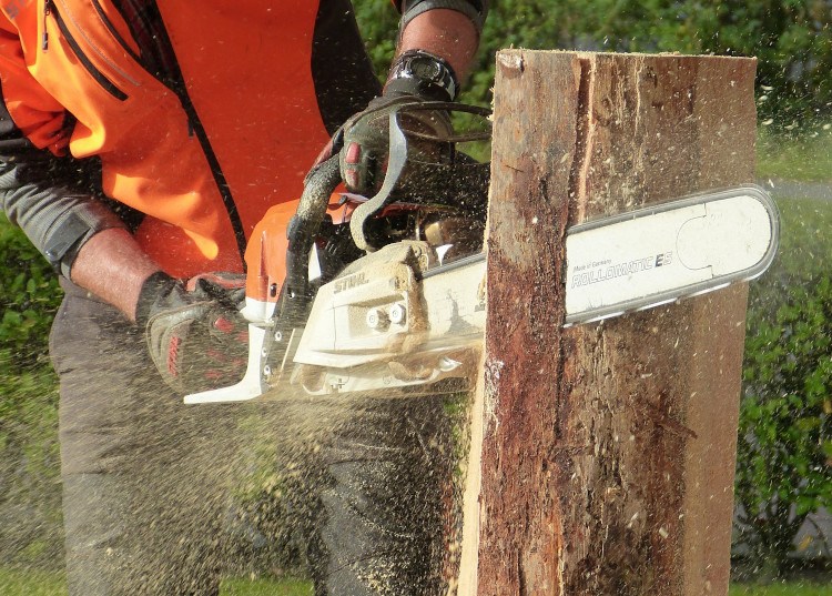 An Overview of Safety Gear to Wear When Using a Chainsaw