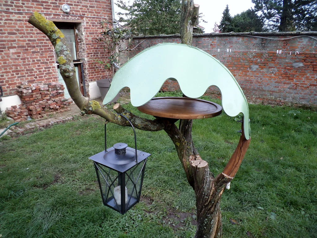 Bird feeding table