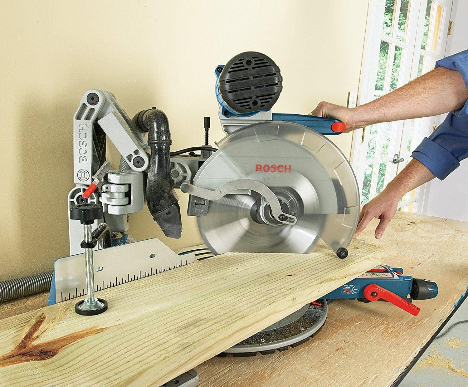 Bosch GCM12SD cutting wood