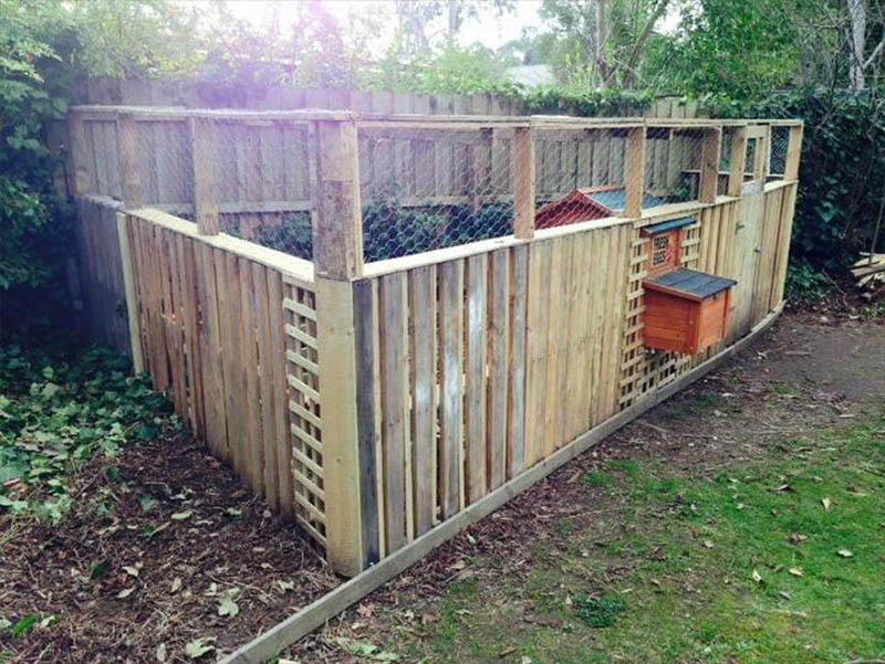DIY Pallet Chicken Coop or Hen House by Easy Pallet Ideas