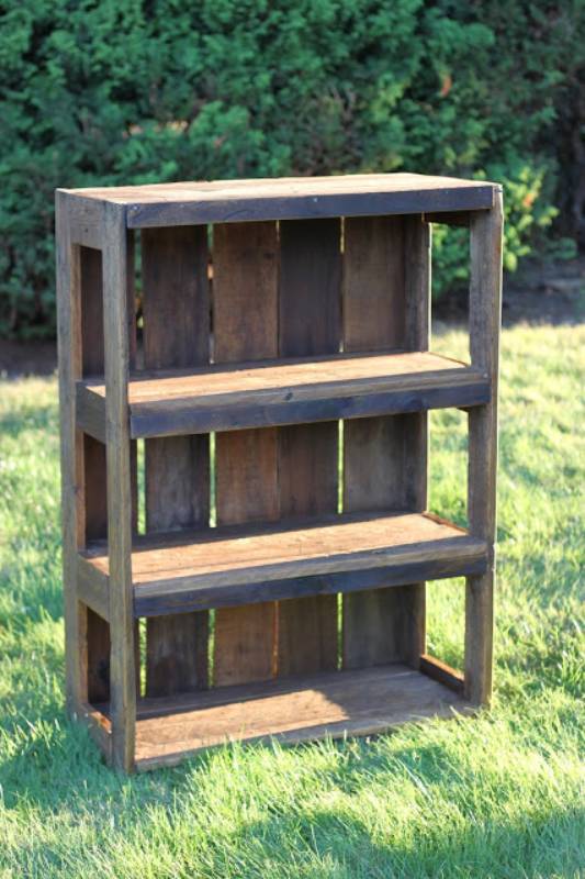DIY pallet shelf