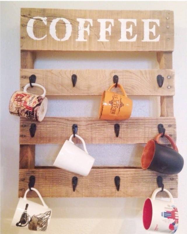DIY pallet shelf