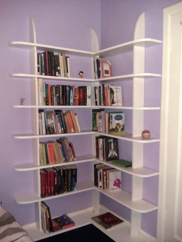 DIY stylish and easy to make corner bookshelf