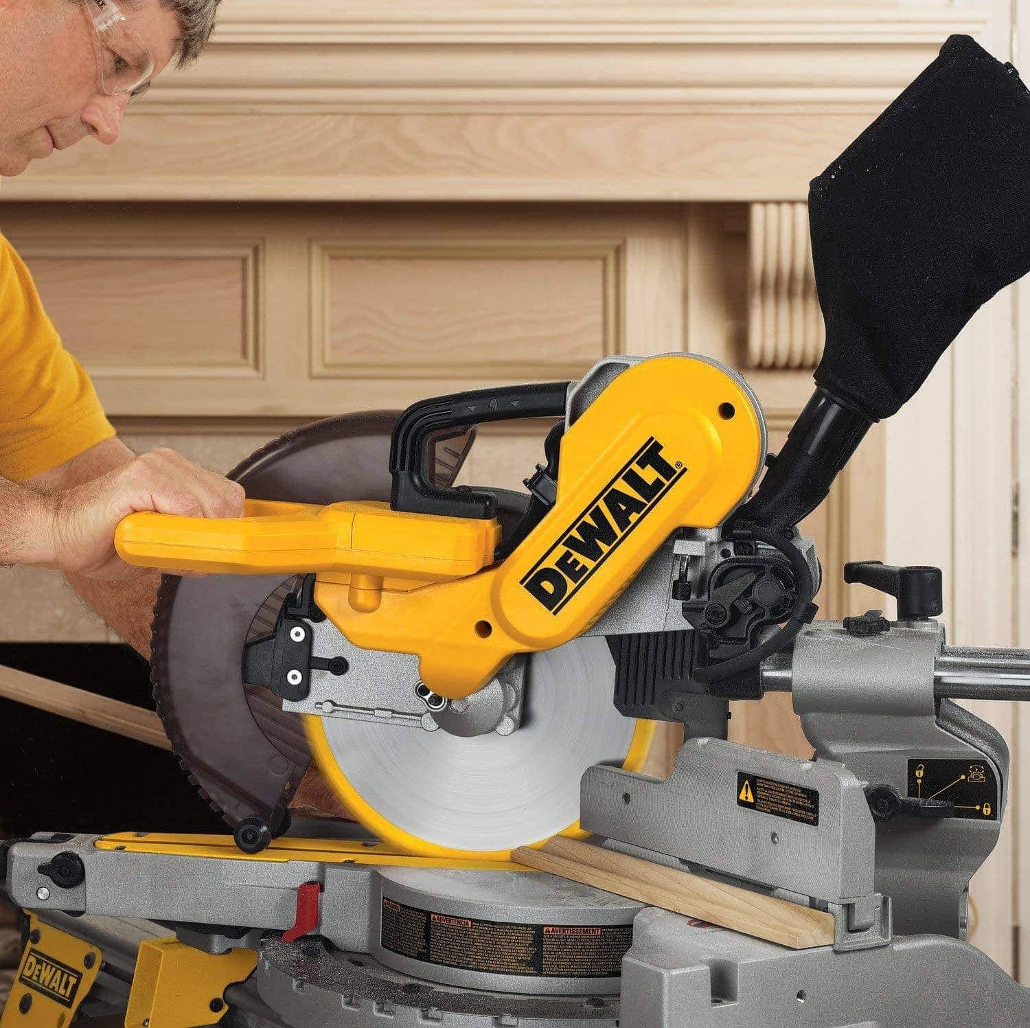 DeWalt DW717 cutting woods