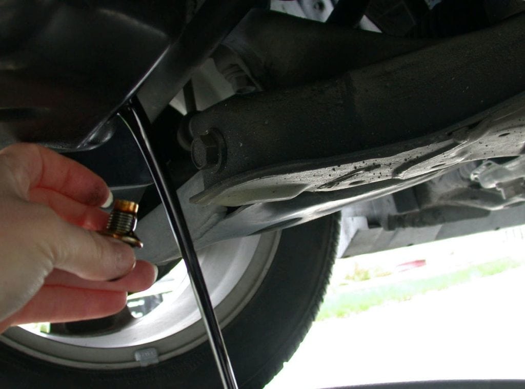 Draining_motor_oil