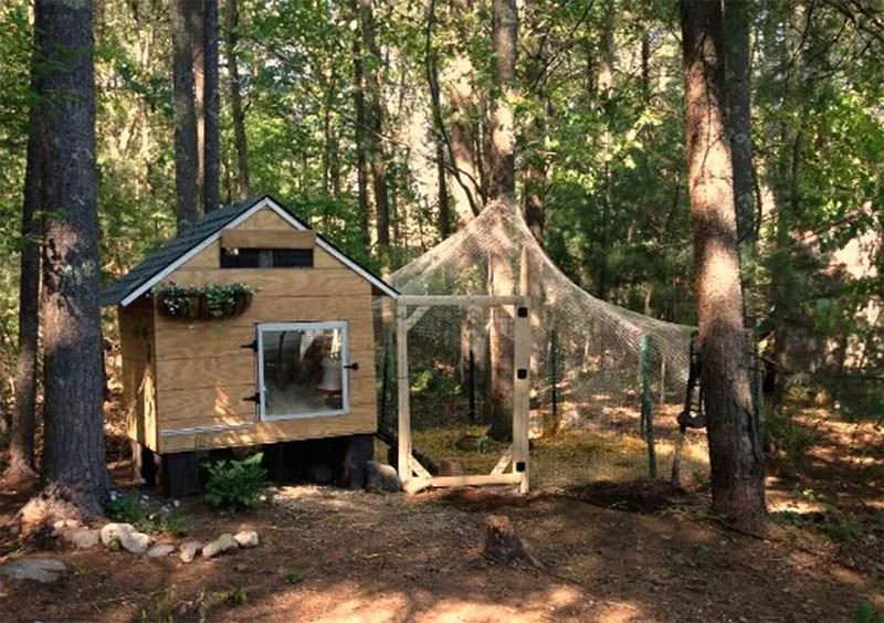 Heather’s Recycled Pallet Chicken Coop by One Hundred Dollars A Month