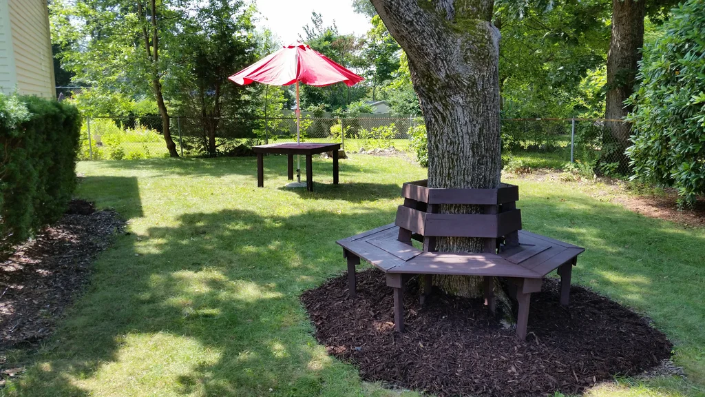 Hexagonal tree bench