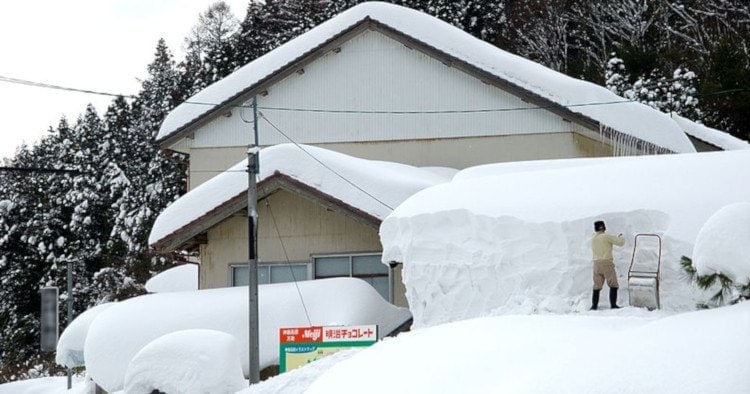 How to Remove Snow from Your Roof