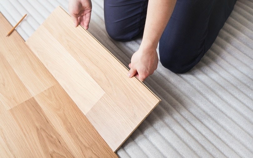 Installing laminated floor