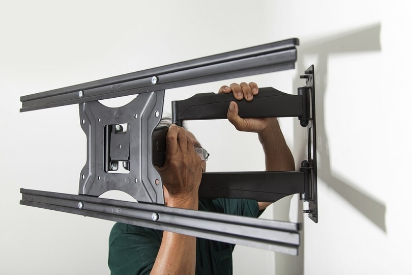 Installing-mount-TV-on-the-wall_Naypong-Studio_shutterstock