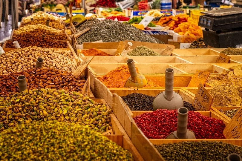 Market stand spices