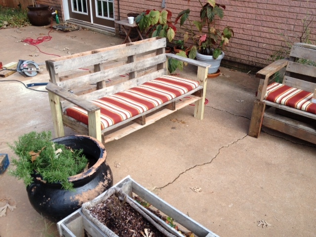 Pallet outdoor bench