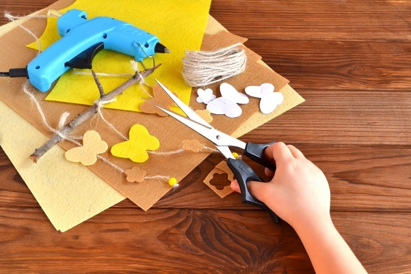 Scissors-hot-glue-gun-sheets-of-felt_Onlyzoia_shutterstock