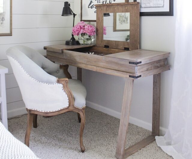 Three-compartment desk