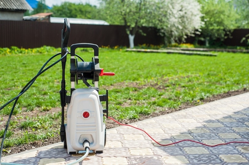 White pressure portable washer_KIRYAKOVA ANNA_shutterstock
