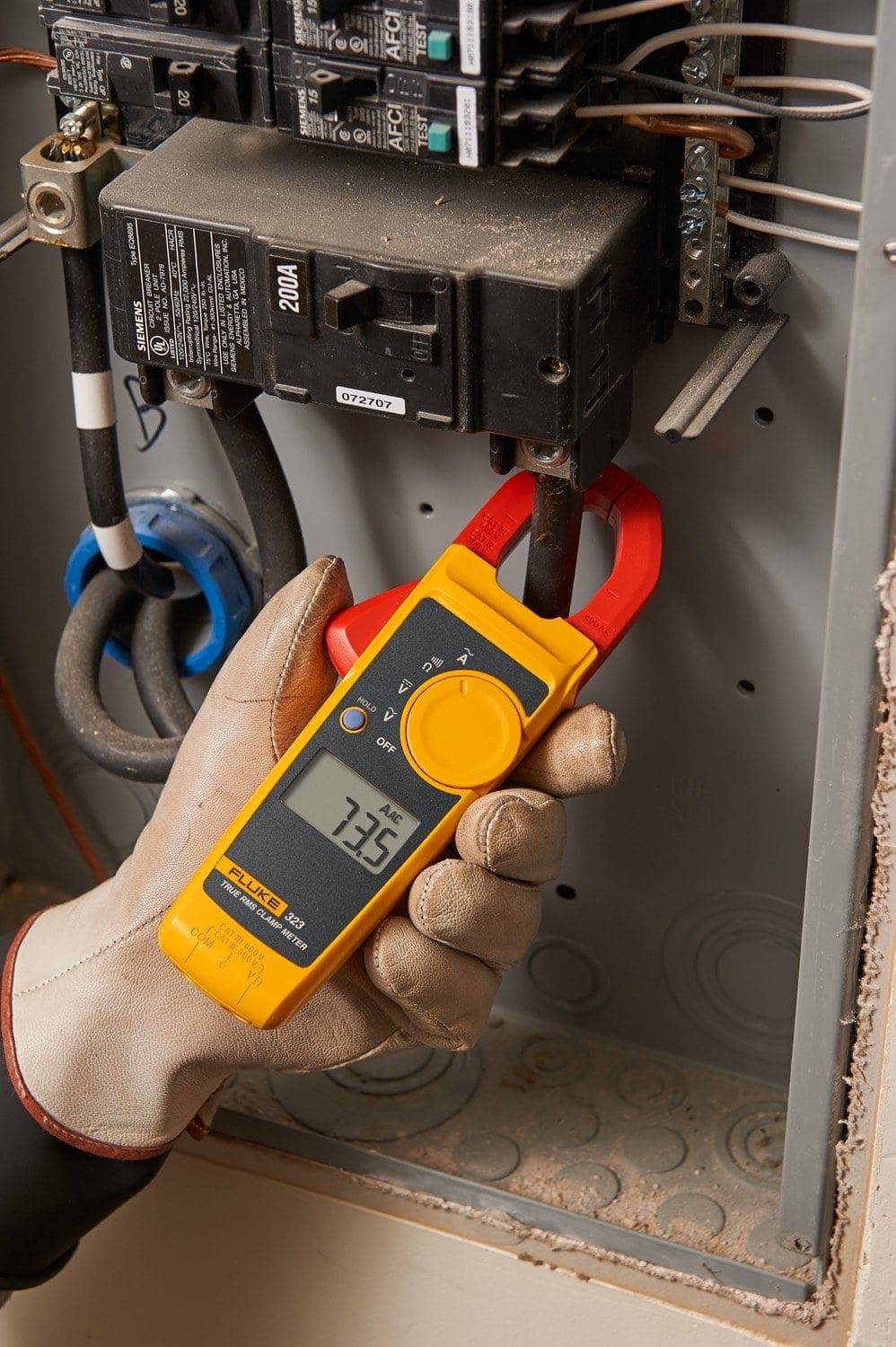 actual use of Fluke 323 True-RMS Clamp Meter