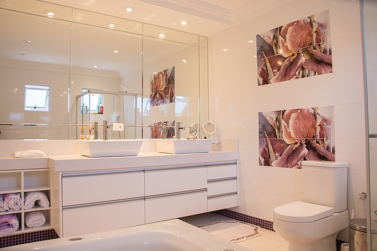 nice bathroom with good toilet