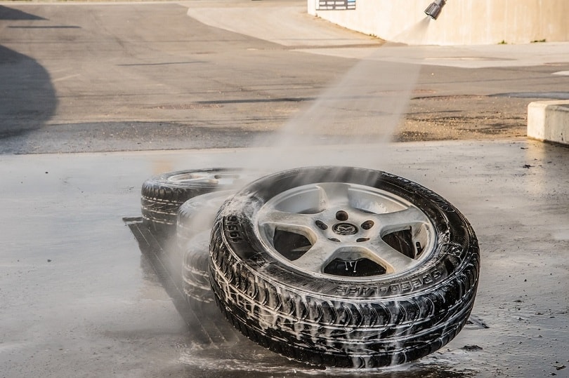 car tire cleaning-pixabay