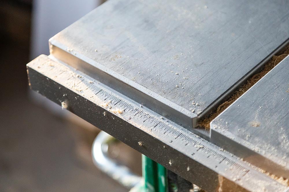 close up table saw bench
