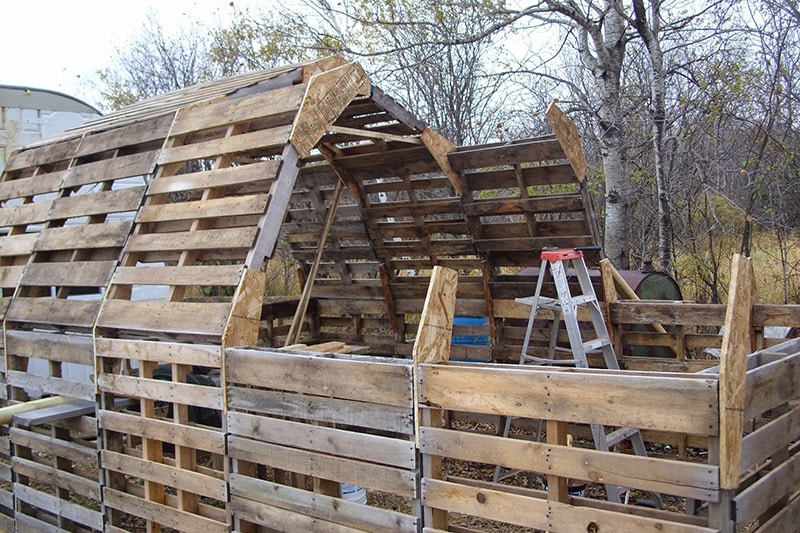 diy pallet barn