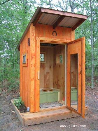 diy pallet outhouse