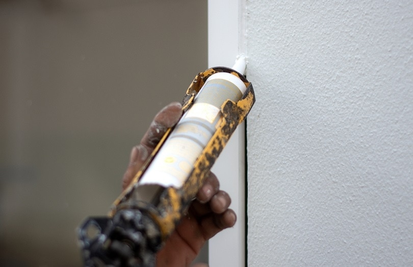 installing-the-windows-with-gun-silicone_StepPro_shutterstock