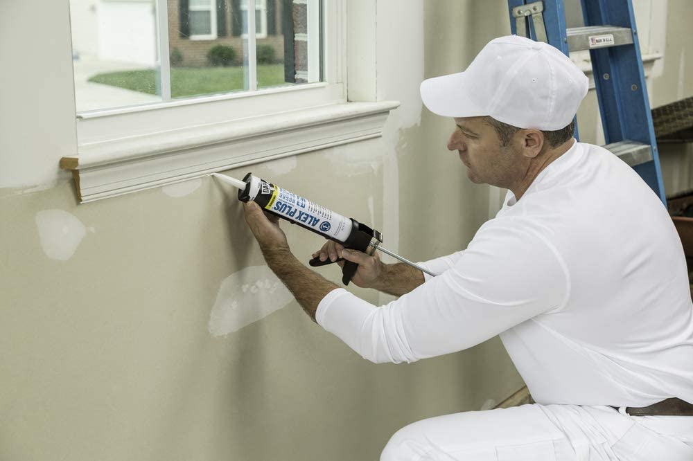man using DAP 18152 Acrylic Latex Caulk