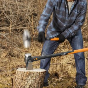 man using Fiskars 751110-1003 IsoCore Maul