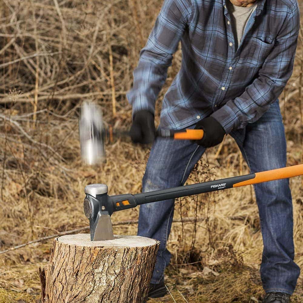 man using Fiskars 751110-1003 IsoCore Maul