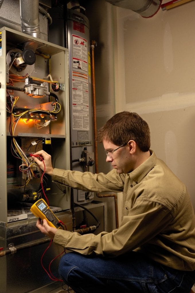 man using Fluke 116 HVAC Multimeter