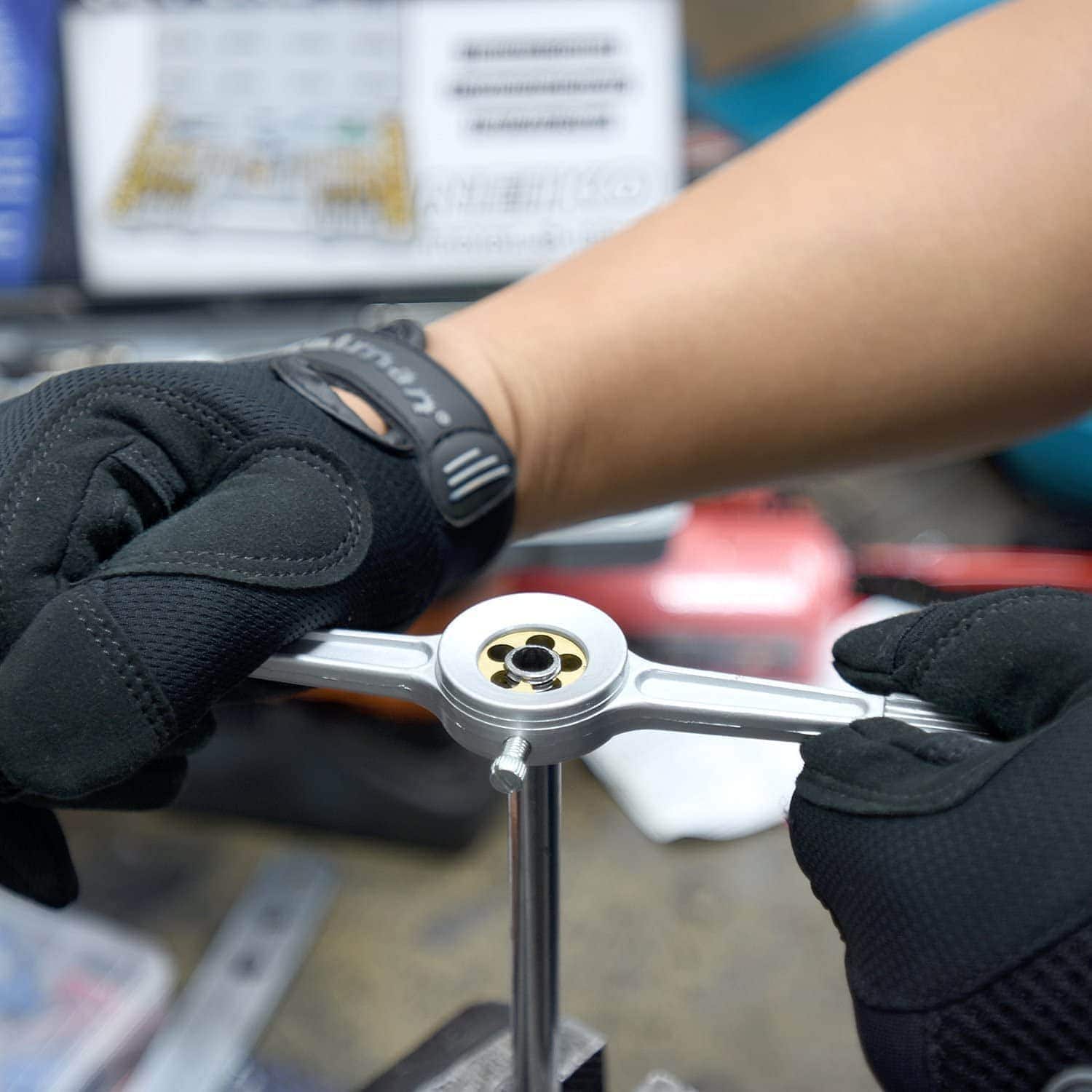 man using Neiko 00912A Tap Die Set