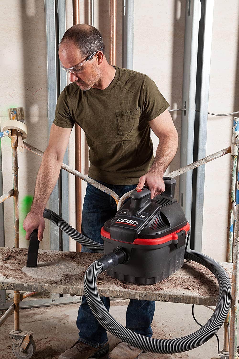 man using RIDGID 50313 4000RV Portable Wet Dry Vacuum