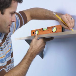 man using TACKLIFE MT-L03 Alloy Magnetic Torpedo Level