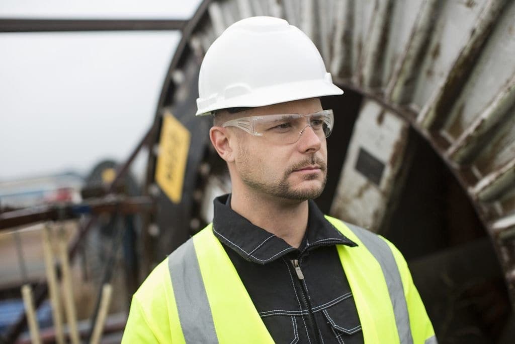 man wearing 3M H-710R Hard Hat