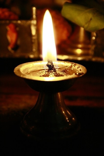 oil-lamp-pixabay (2)