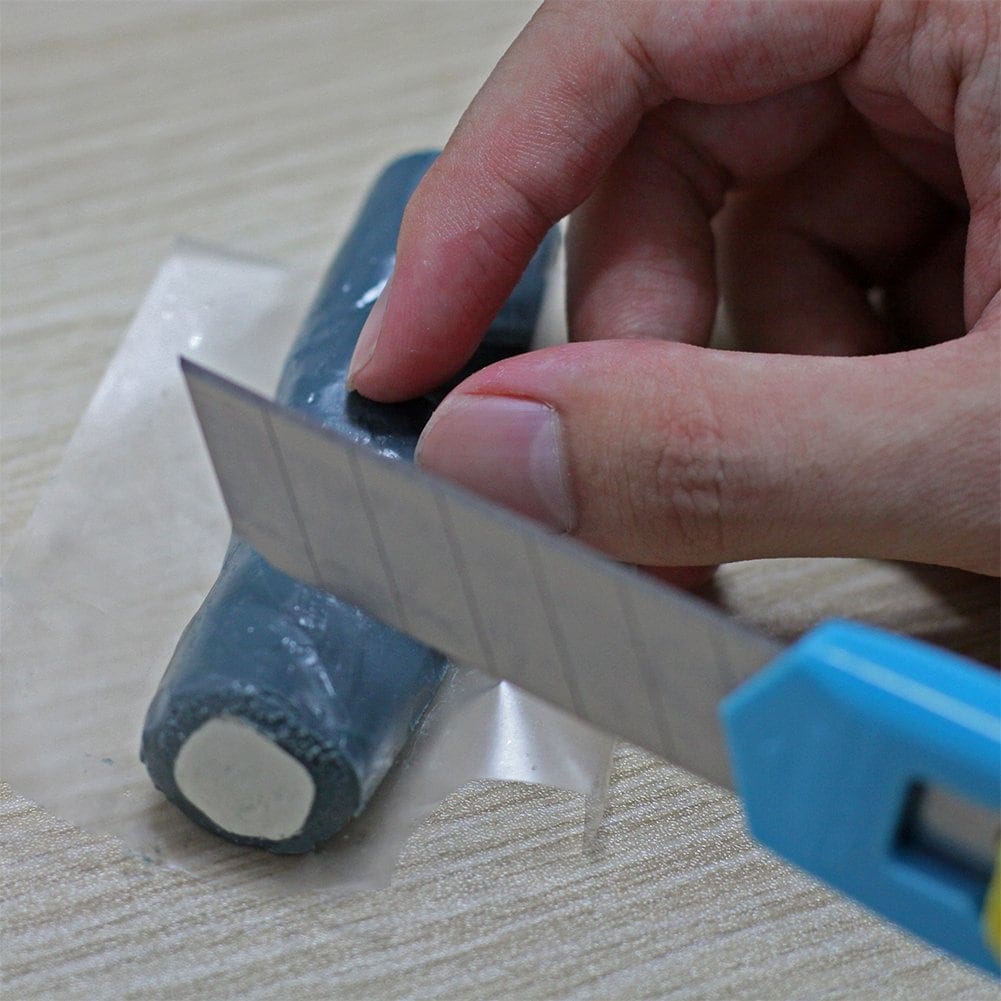 person slicing Yanyi 13 Epoxy Putty Stick