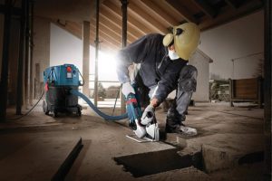 person using Bosch VAC090AH Dust Extractor