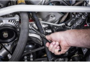 person using GEARWRENCH 81916 Combination Wrench Set