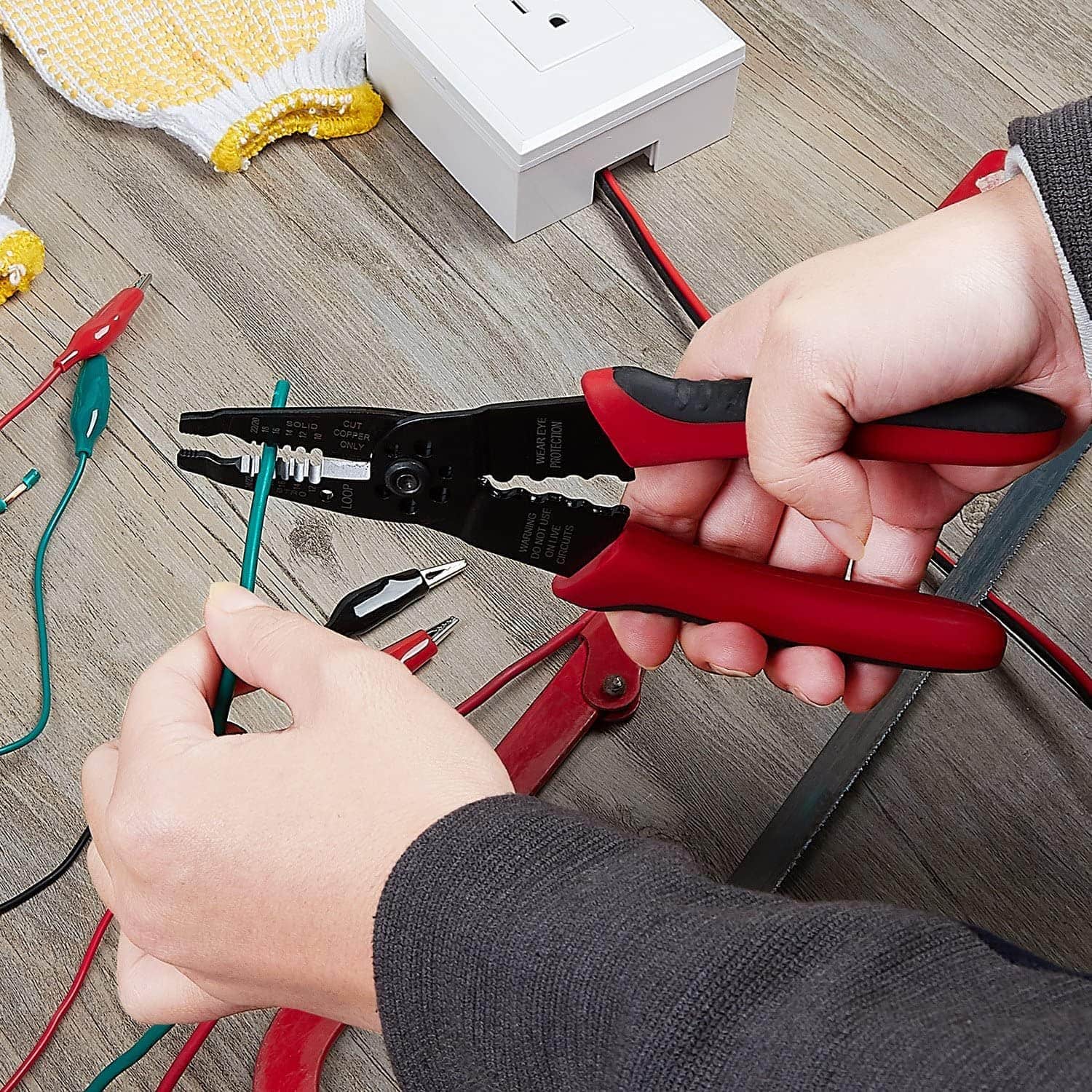 person using WGGE WG-015 Professional Crimping Tool