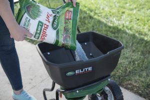 pouring Scotts 22305 Turf Lawn Food