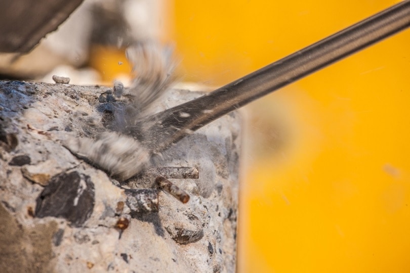 power-chisel-splinter-off-rocks_Peter-Hofstetter_shutterstock