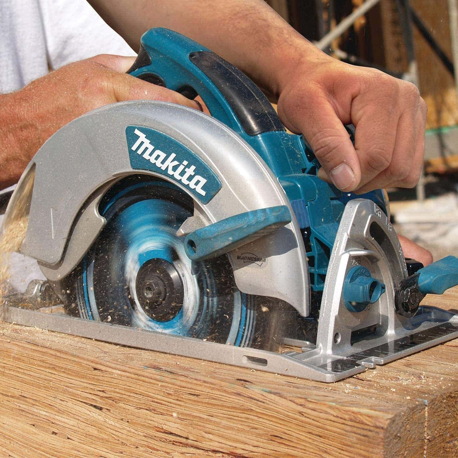 using Makita 5007Mg Magnesium 7-1:4-Inch Circular Saw