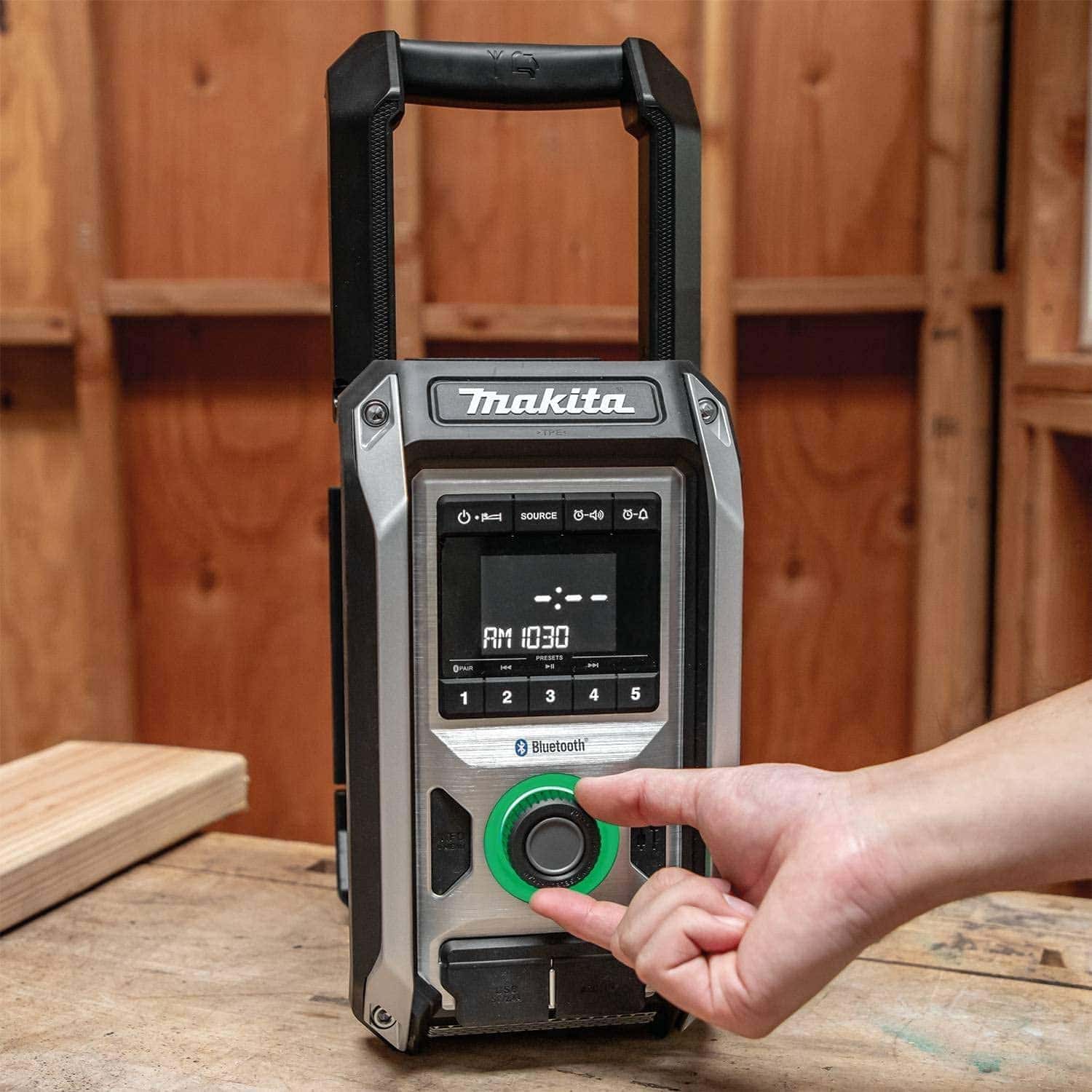 using Makita XRM09B Cordless Bluetooth Job Site Radio