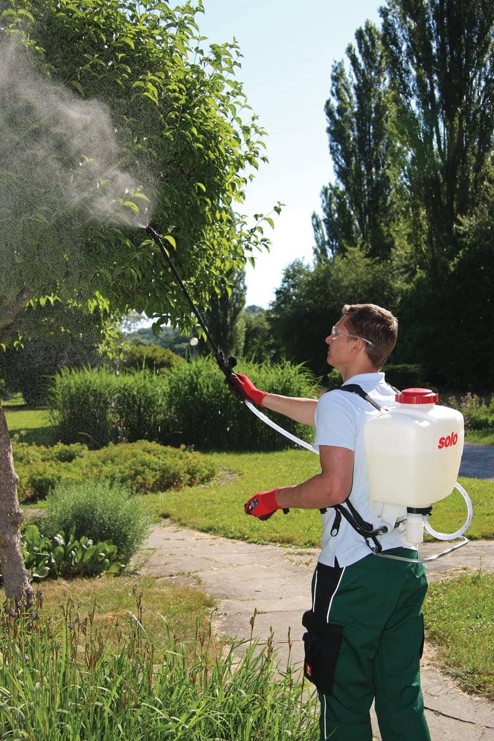 using Solo 425 4-Gallon Professional Piston Backpack Sprayer