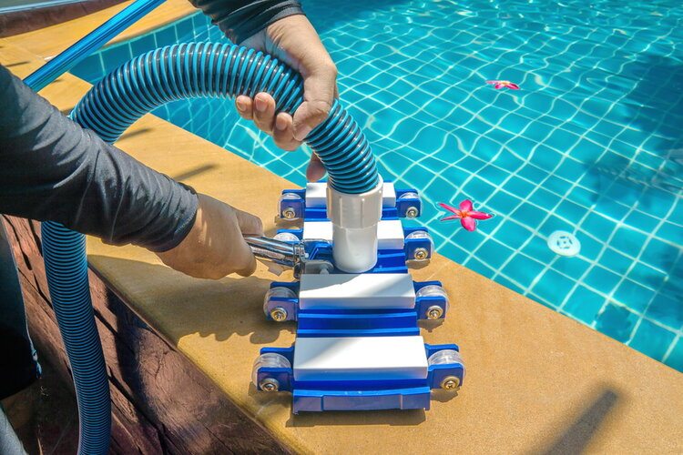 pool brush / vacuum