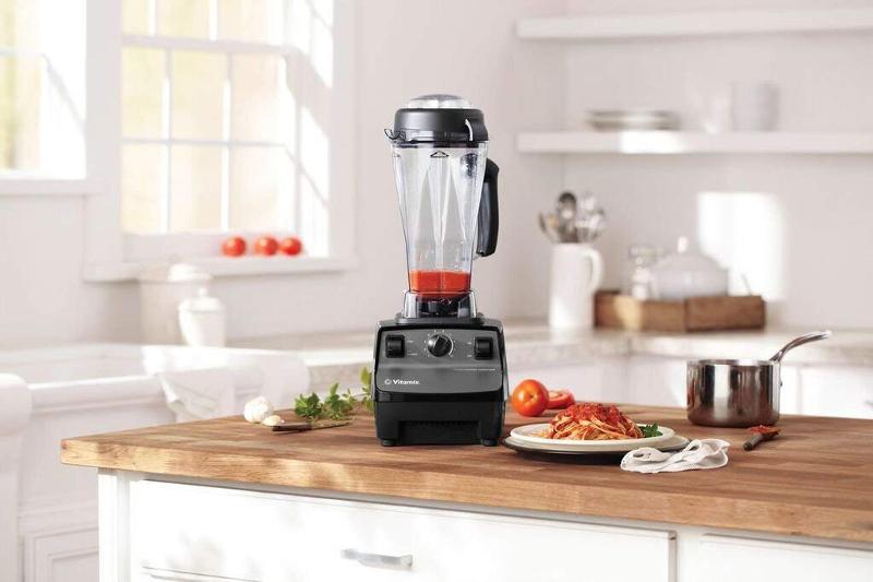Vitamix Professional Series 200 blending veggies
